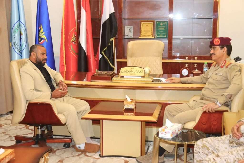 وزير الدفاع ومحافظ الضالع يبحثان تعزيز الجبهات واستعدادات مواجهة الحوثي