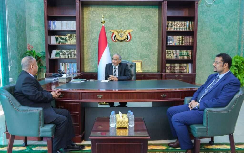 الصبيحي يوجه بتعزيز جاهزية الموانئ والمطارات وتحسين انسيابية النقل في المحافظات المحررة