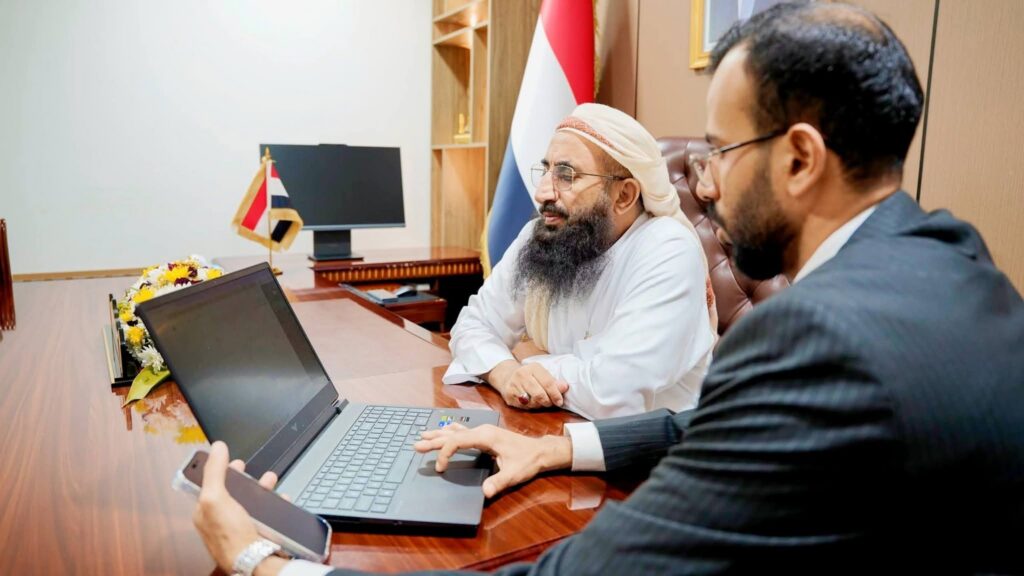 وزير الأوقاف يدشّن أول تأشيرة عمرة لموسم 1448هـ ويعلن بدء إجراءات سفر المعتمرين اليمنيين
