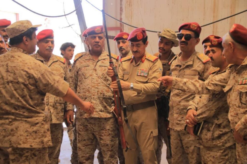 وزير الدفاع يزور دائرة التصنيع العسكري ويؤكد ضرورة تطوير جاهزية القوات المسلحة